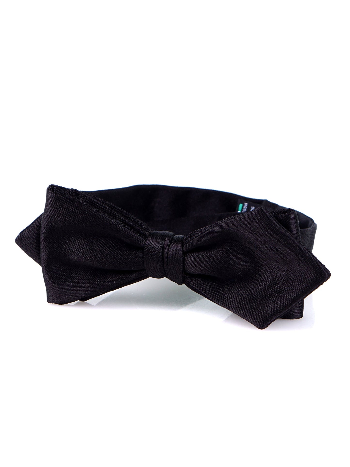 Black narrow pointed pre-tied AMANTEA bow tie in silk satin