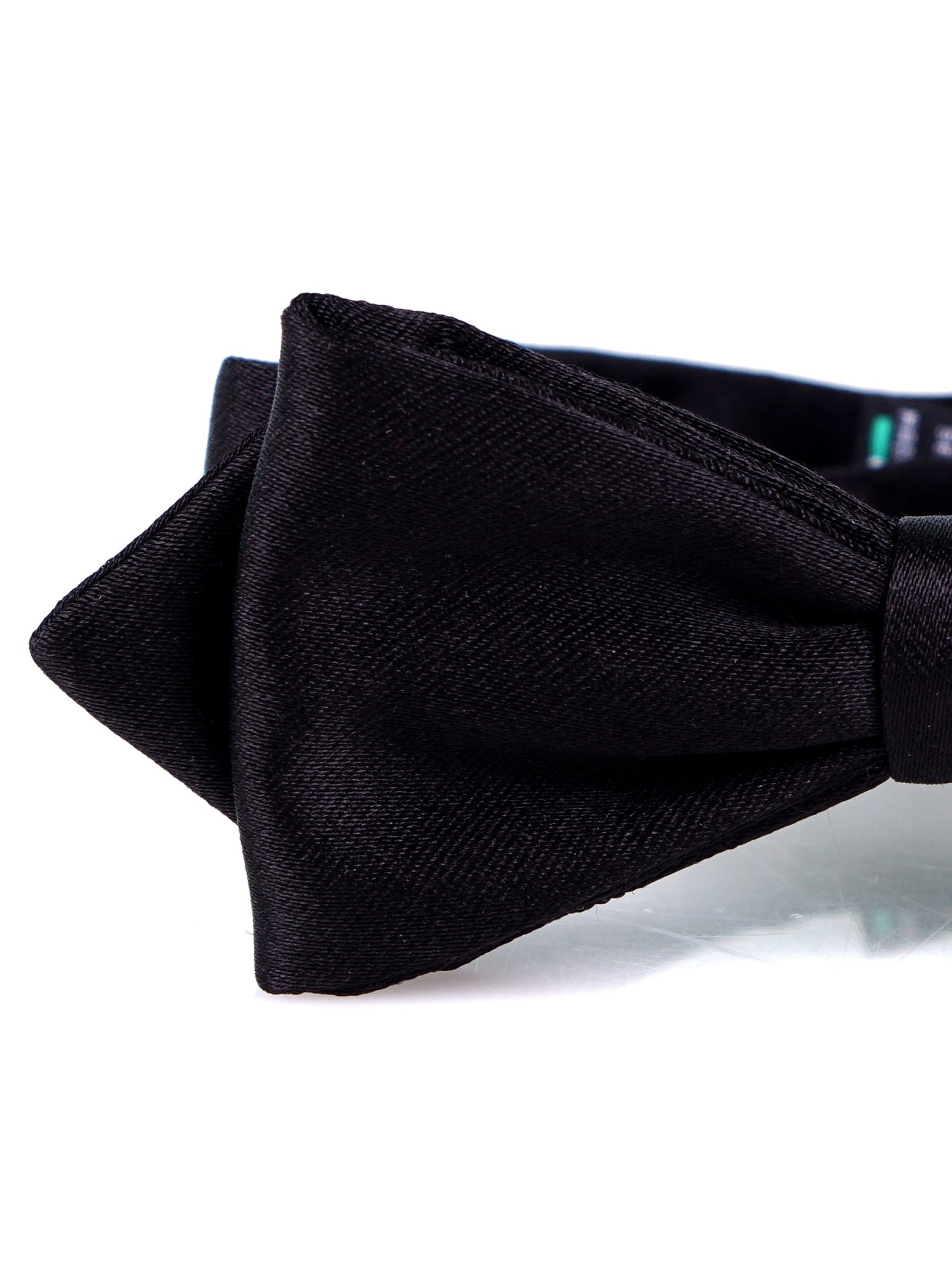 Black narrow pointed pre-tied AMANTEA bow tie in silk satin