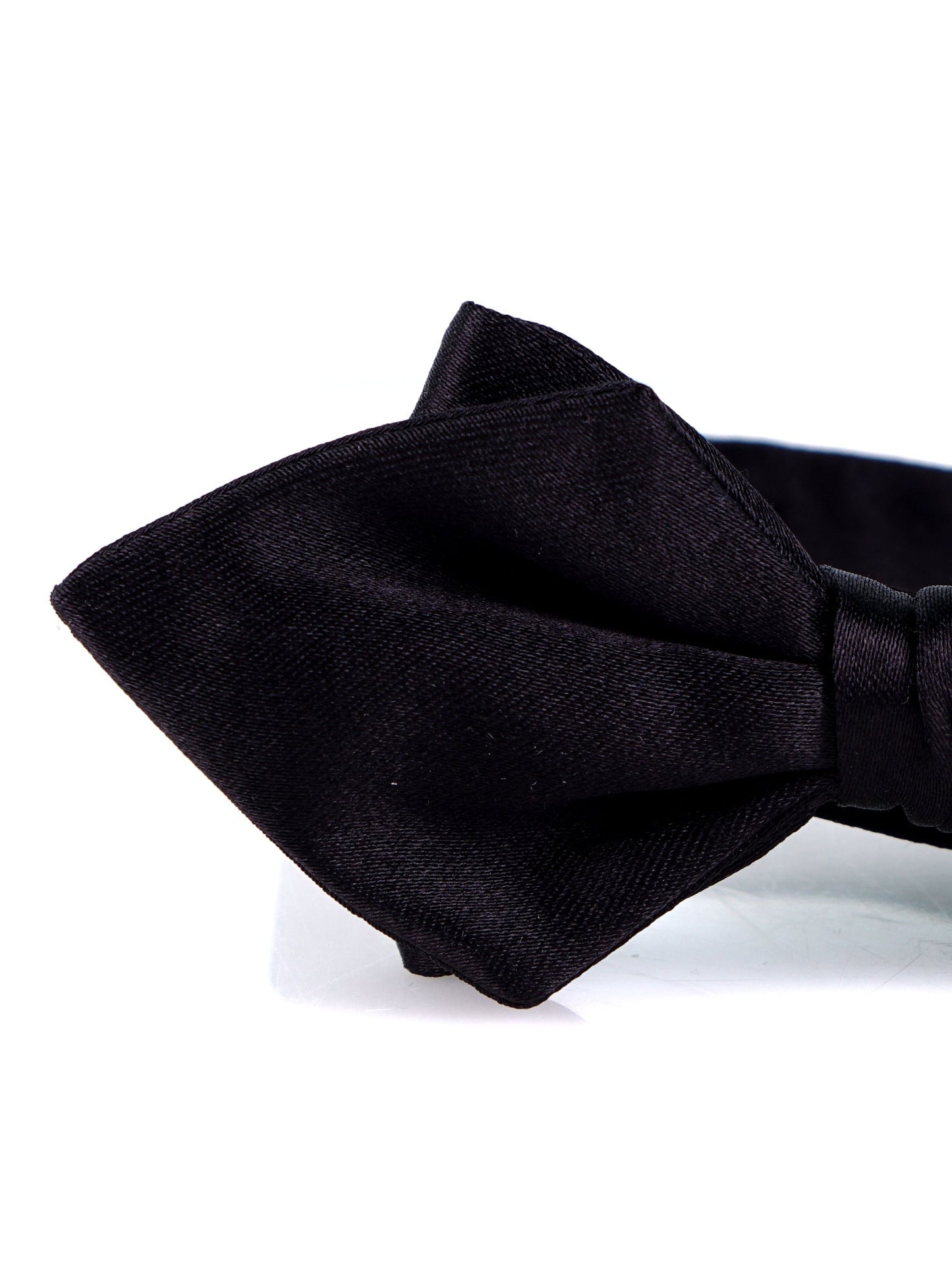 Medium pre-tied diamond point bow tie Black AMANTEA in silk satin